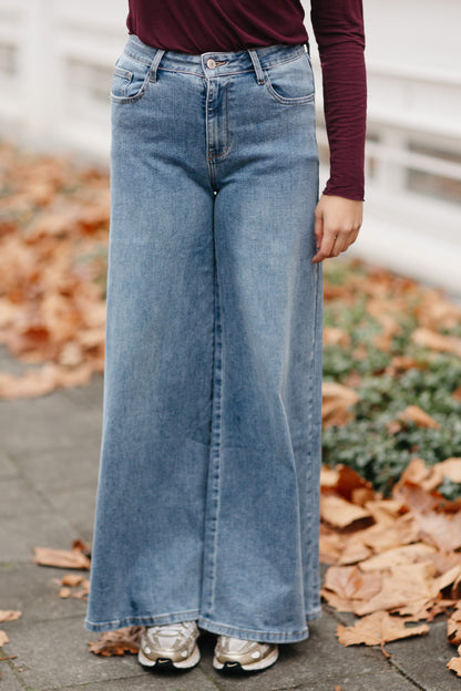 Casual outfit met blauwe palazzo jeans