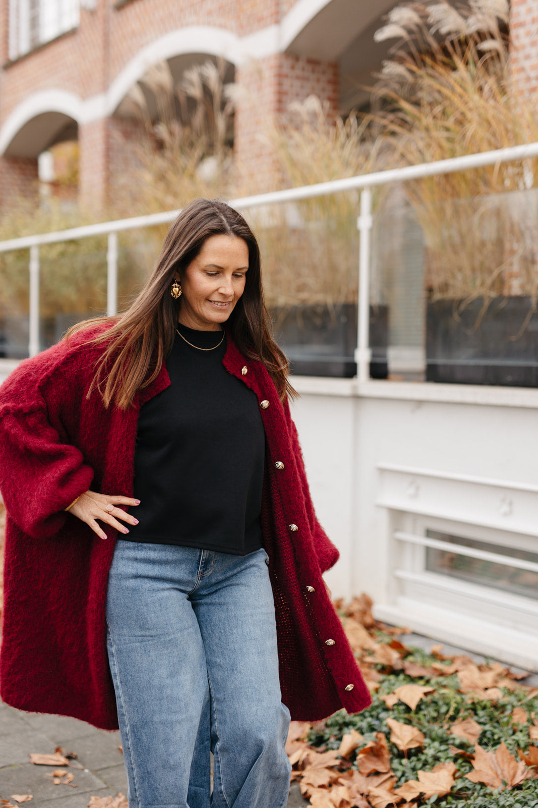 Layered look met zwarte tee onder blazer