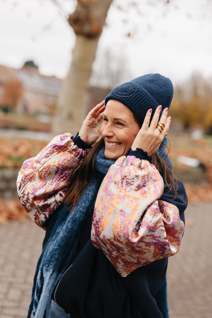 Marineblauwe muts met geborduurde smiley – vooraanzicht