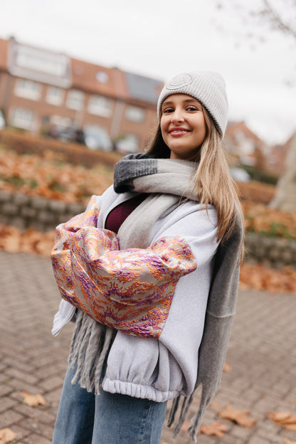 Grijze sweatervest met glanzende kleurrijke mouwen