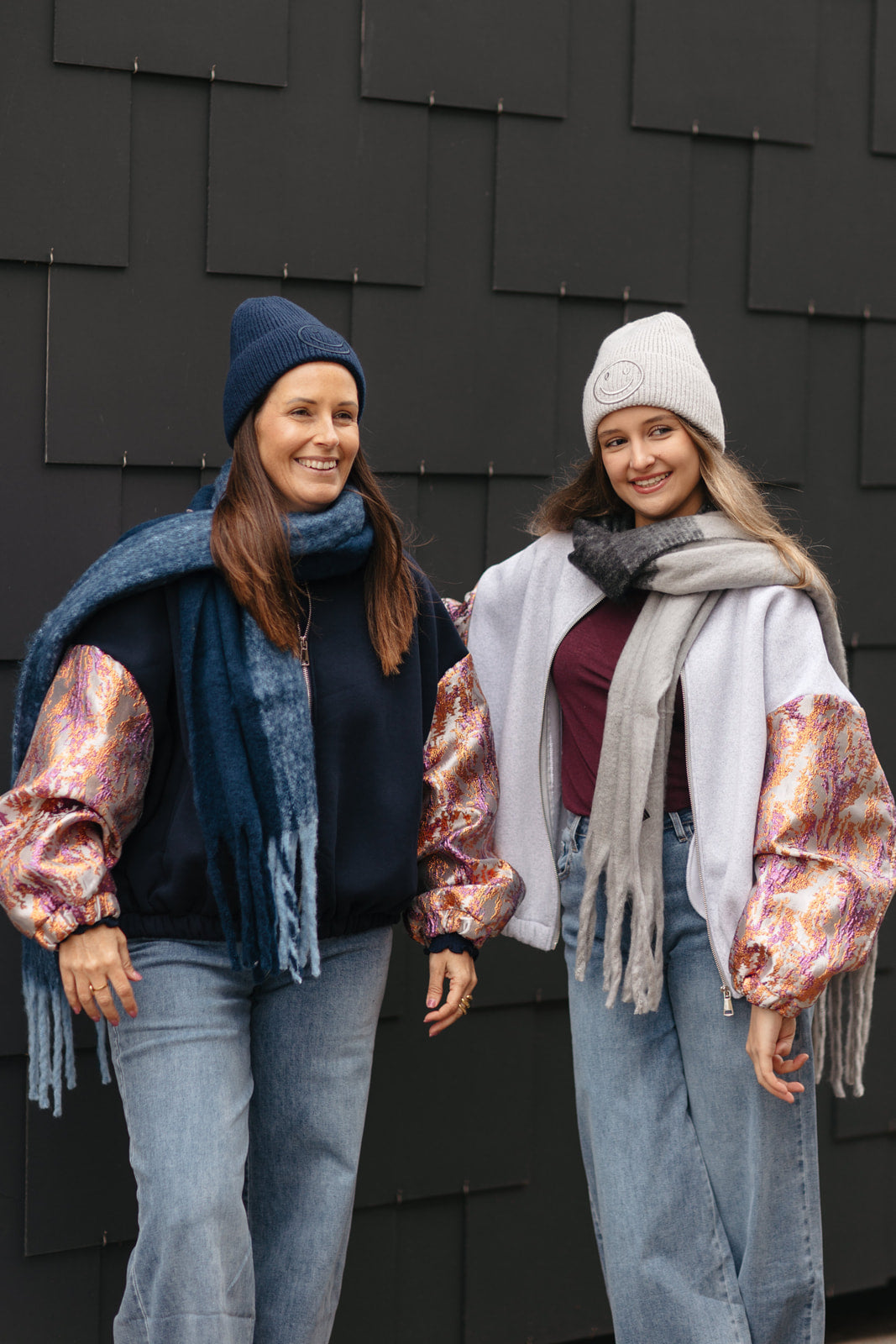 Grijze sweatervest met glanzende kleurrijke mouwen