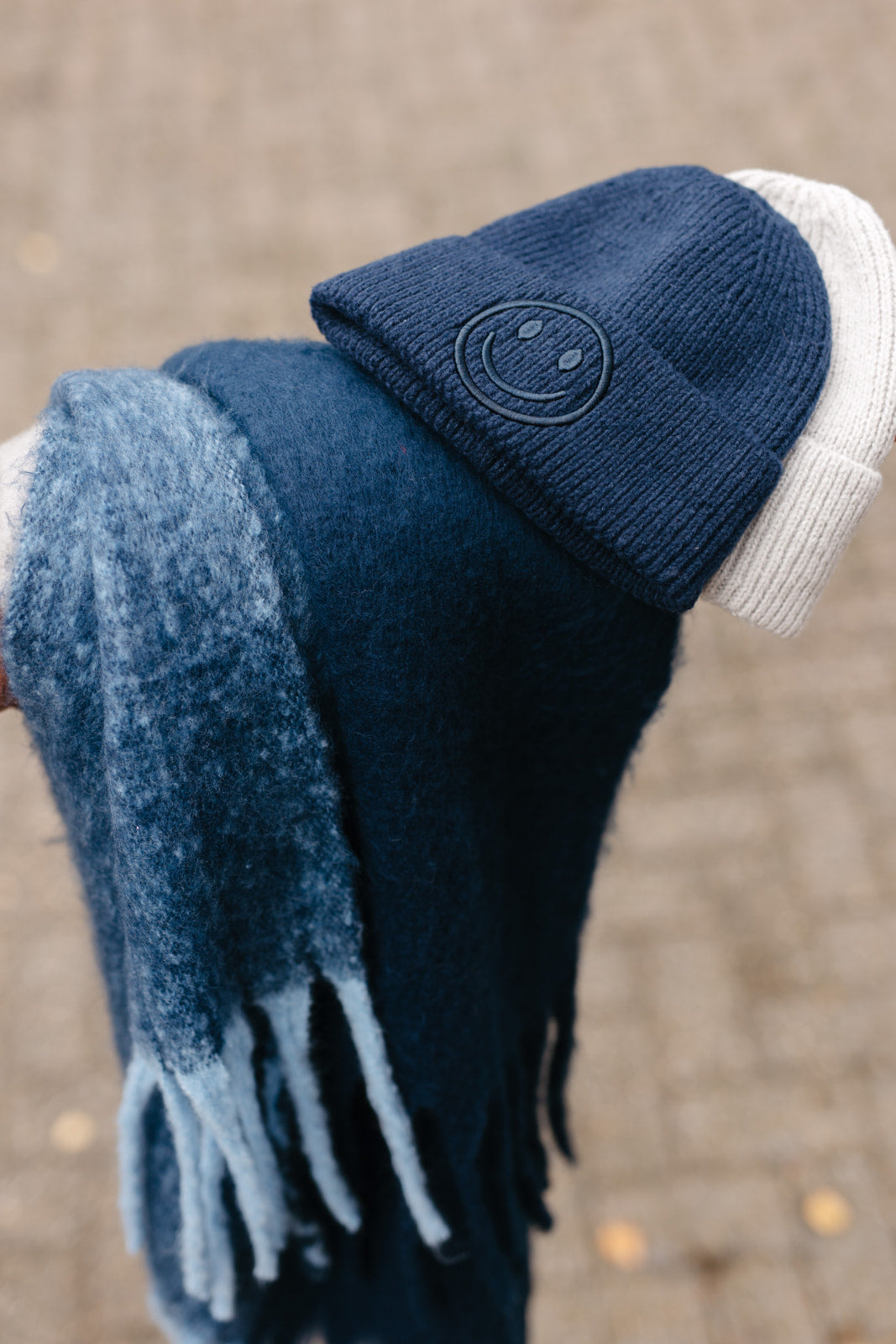 Marineblauwe muts met geborduurde smiley – vooraanzicht