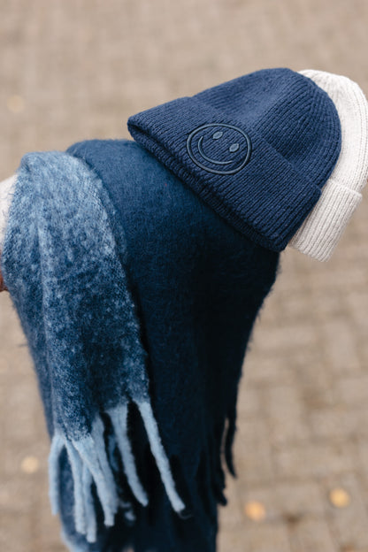 Marineblauwe muts met geborduurde smiley – vooraanzicht