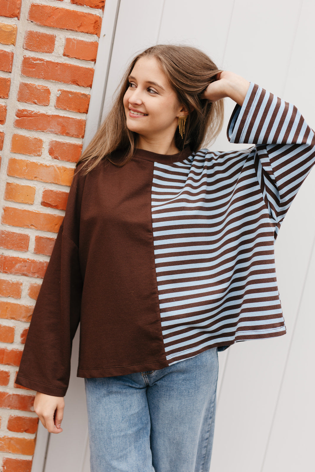 Oversized longsleeve bruin en gestreept – vooraanzicht
