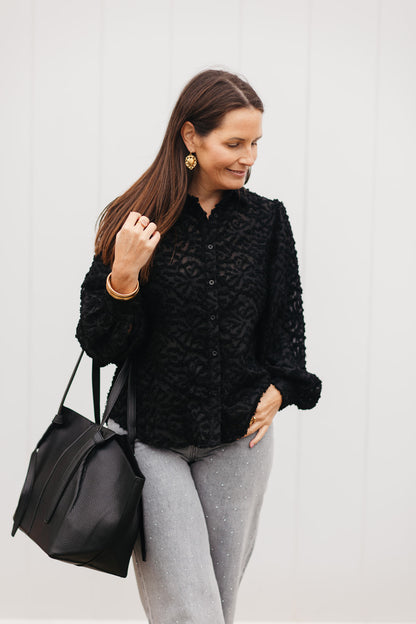 Zwarte blouse met pofmouwen en knoopsluiting