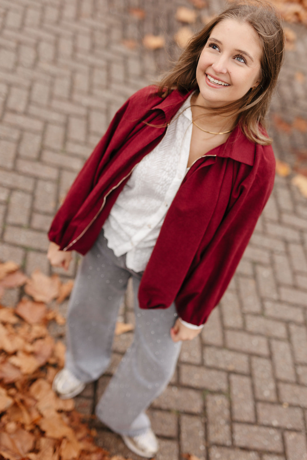 burgundy cropped jasje en vlindermouwen over een witte longsleeve