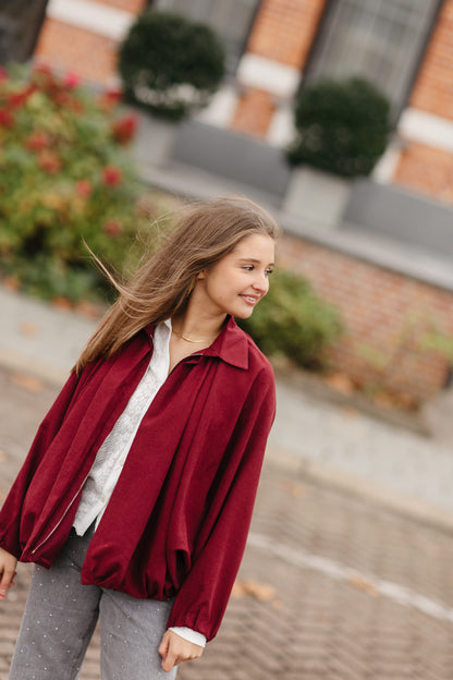 burgundy cropped jasje en vlindermouwen over een witte longsleeve