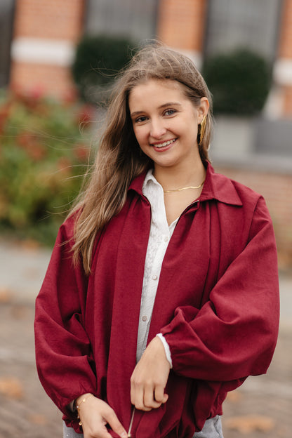 burgundy cropped jasje en vlindermouwen over een witte longsleeve