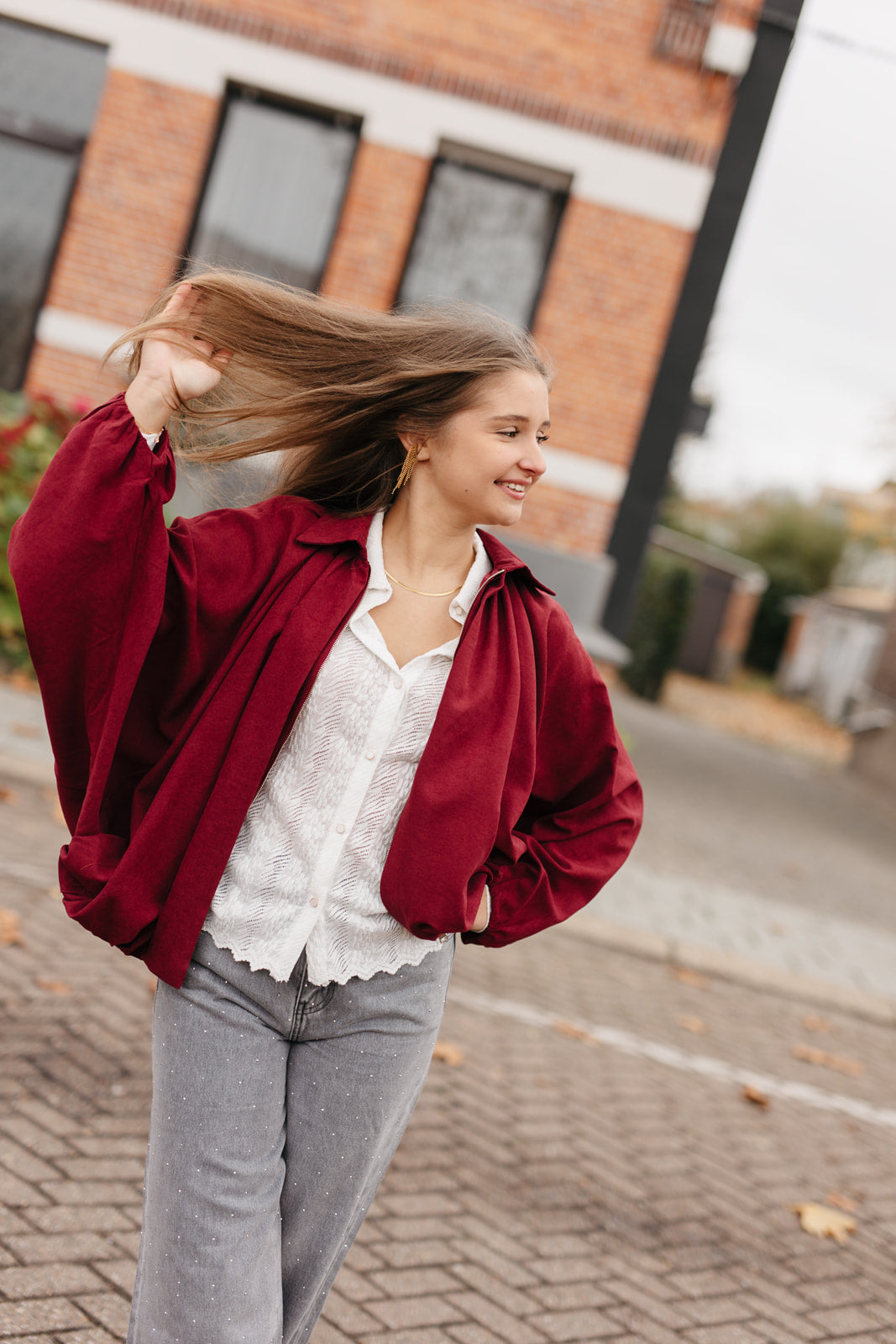 burgundy cropped jasje en vlindermouwen over een witte longsleeve