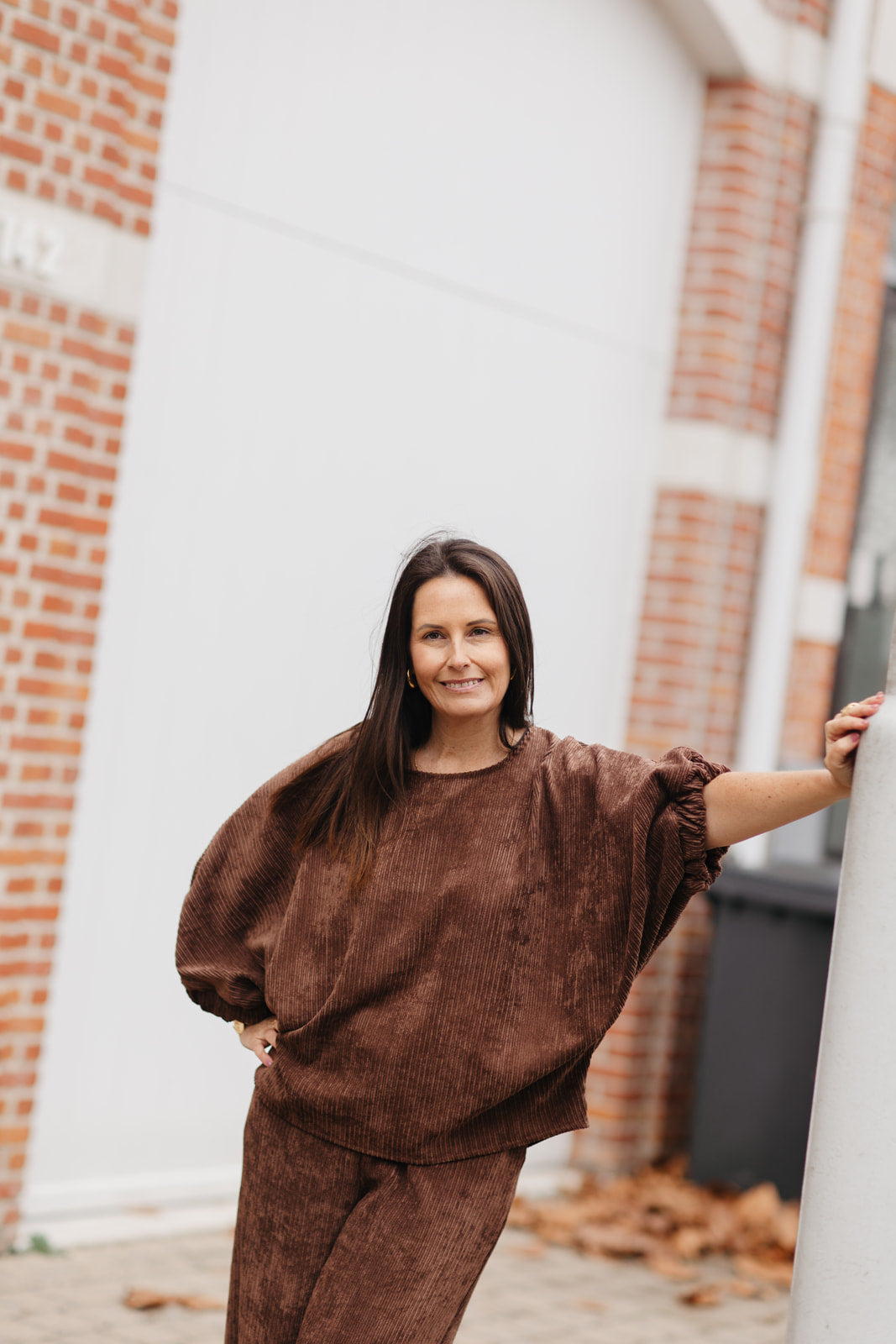 bruine oversized set met wijde broek en vlindermouwen