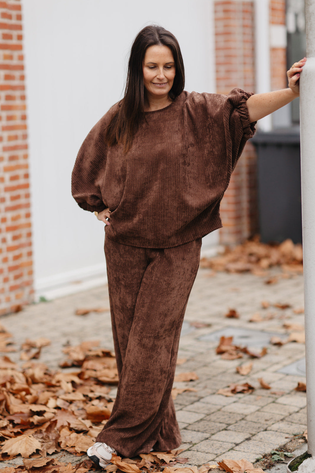 bruine oversized set met wijde broek en vlindermouwen