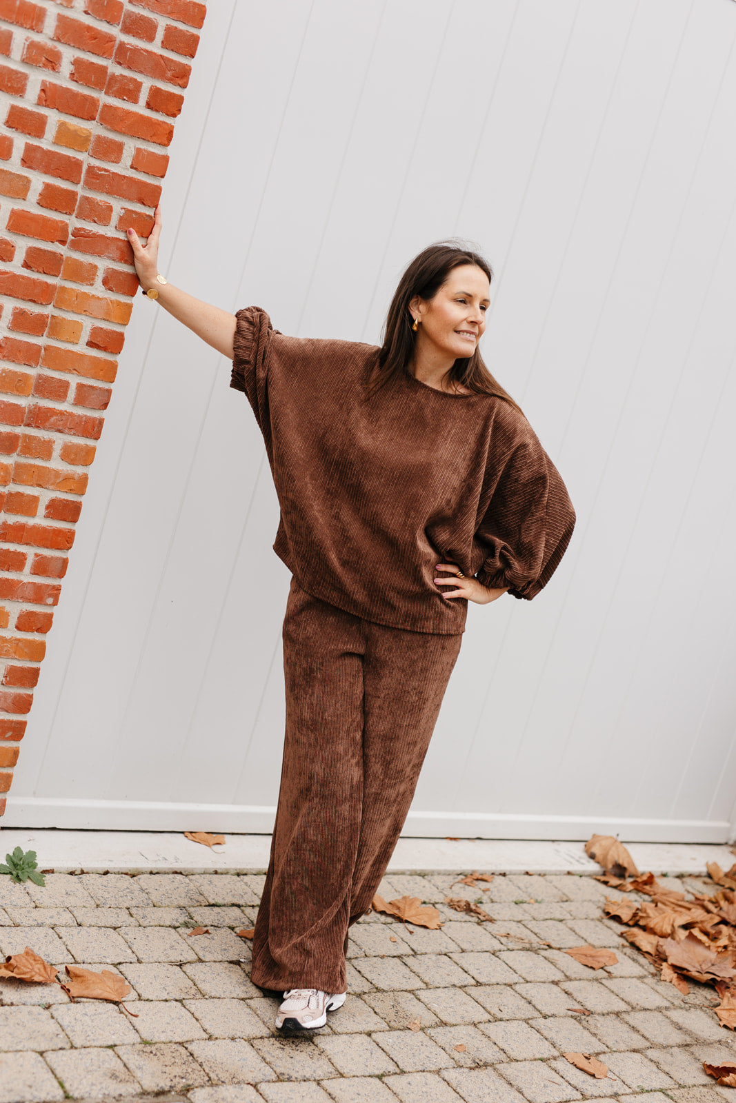 bruine oversized set met wijde broek en vlindermouwen