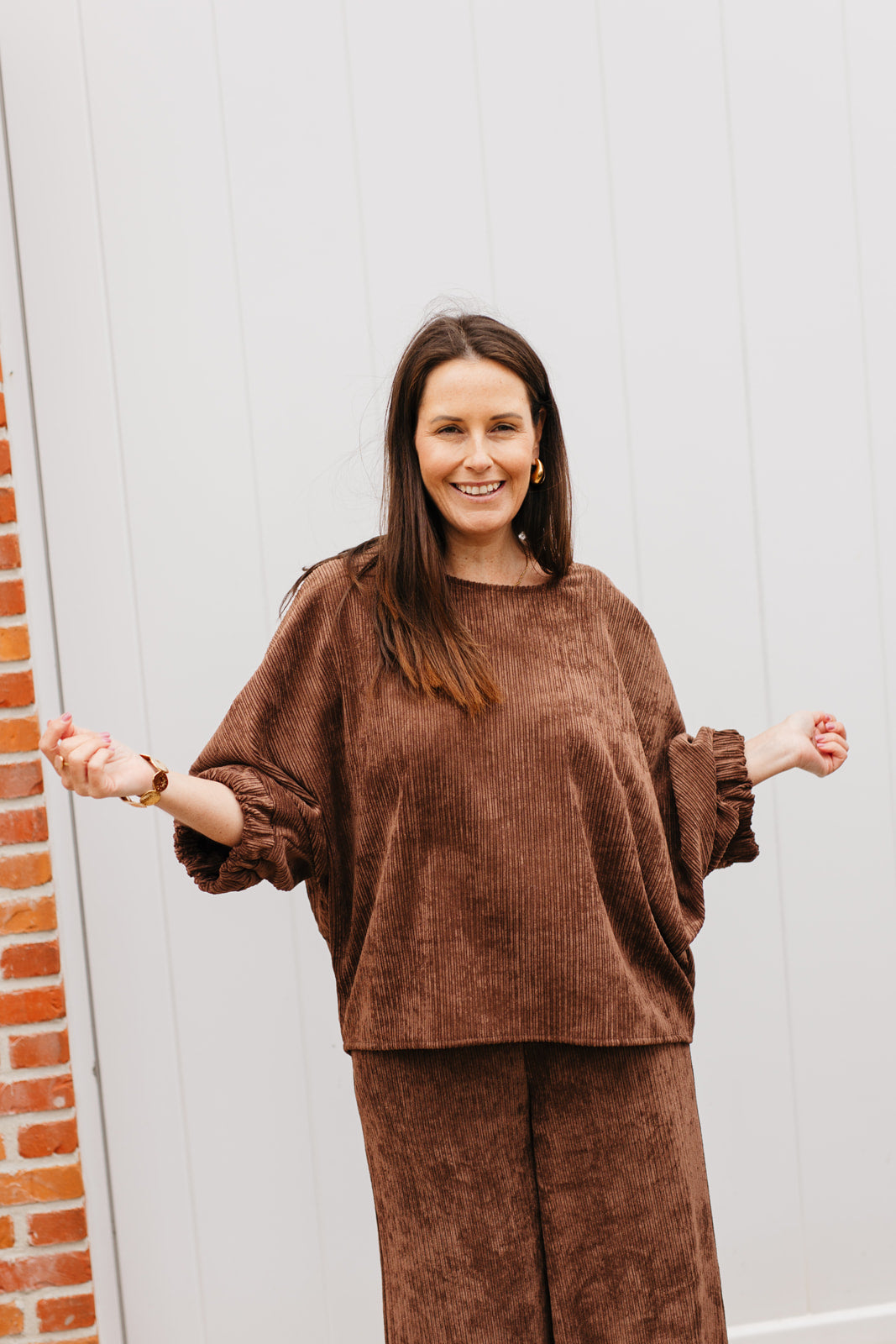 bruine oversized set met wijde broek en vlindermouwen
