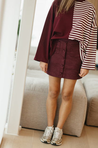 Kort burgundy rokje met knopen vooraan – vooraanzicht