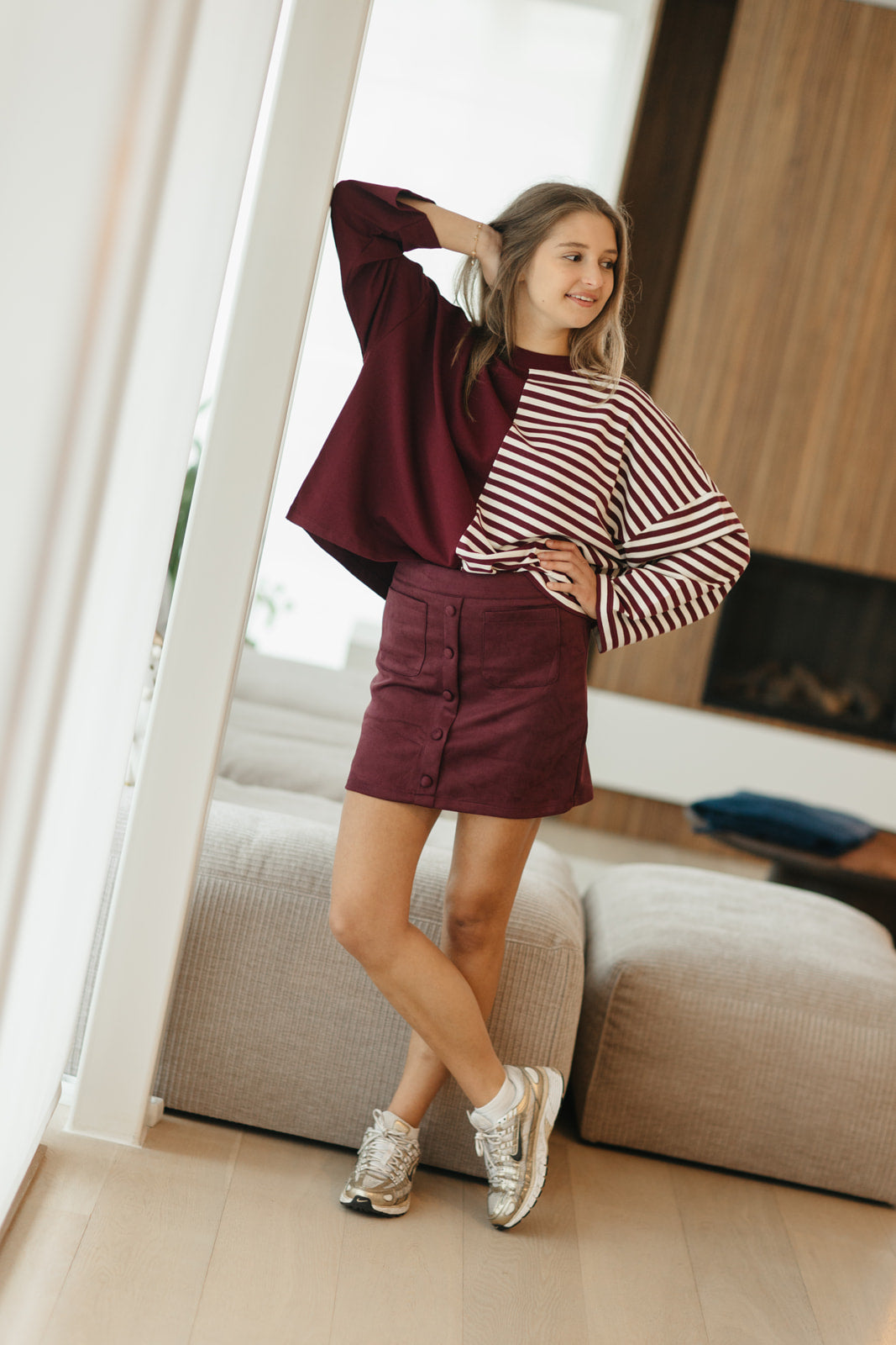 Kort burgundy rokje met knopen vooraan – vooraanzicht