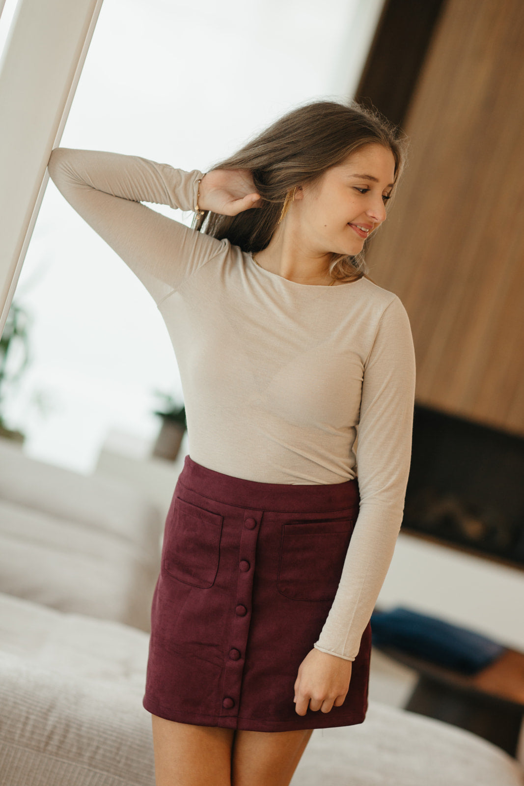 Model draagt beige print cashmere longsleeve met ronde hals