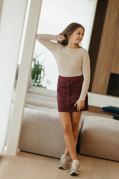 Model draagt beige print cashmere longsleeve met ronde hals