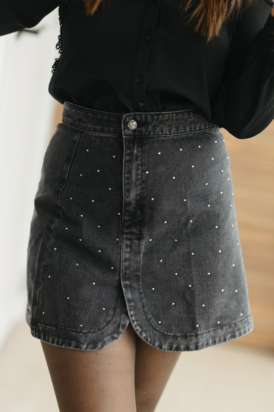 Kort zwart denim rokje met strass vooraan – vooraanzicht