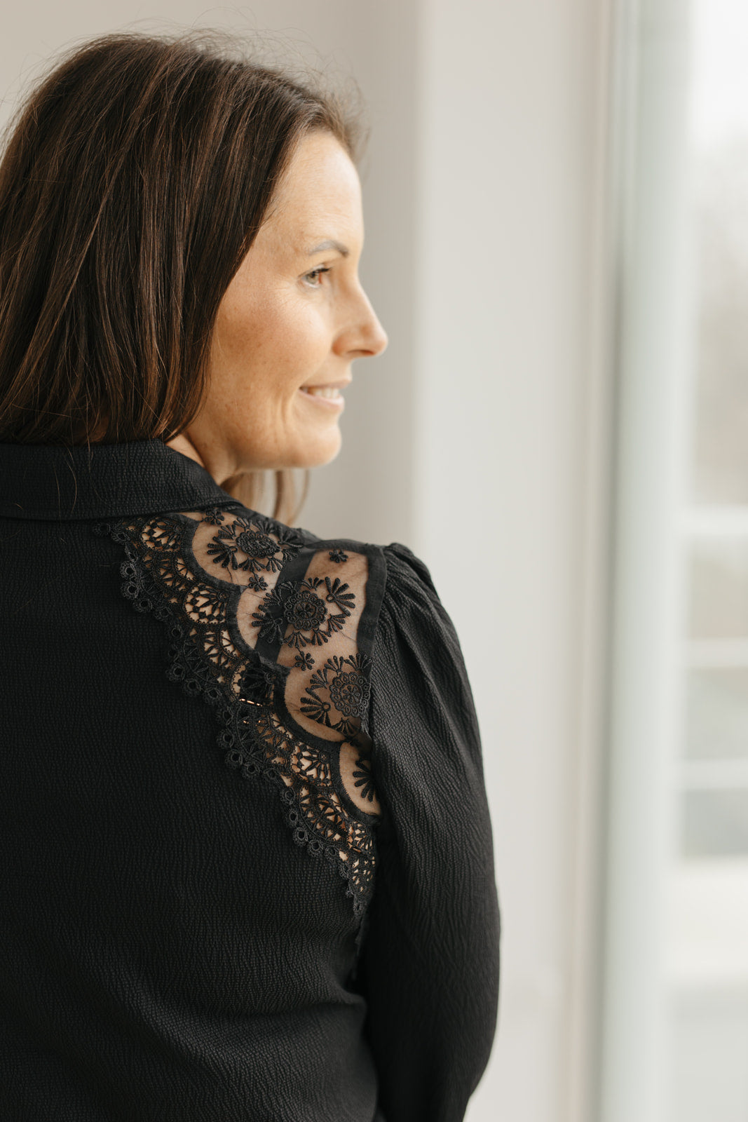 Elegante zwarte blouse met knoopsluiting en fijne details