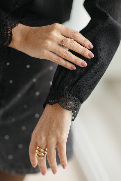 Elegante zwarte blouse met knoopsluiting en fijne details