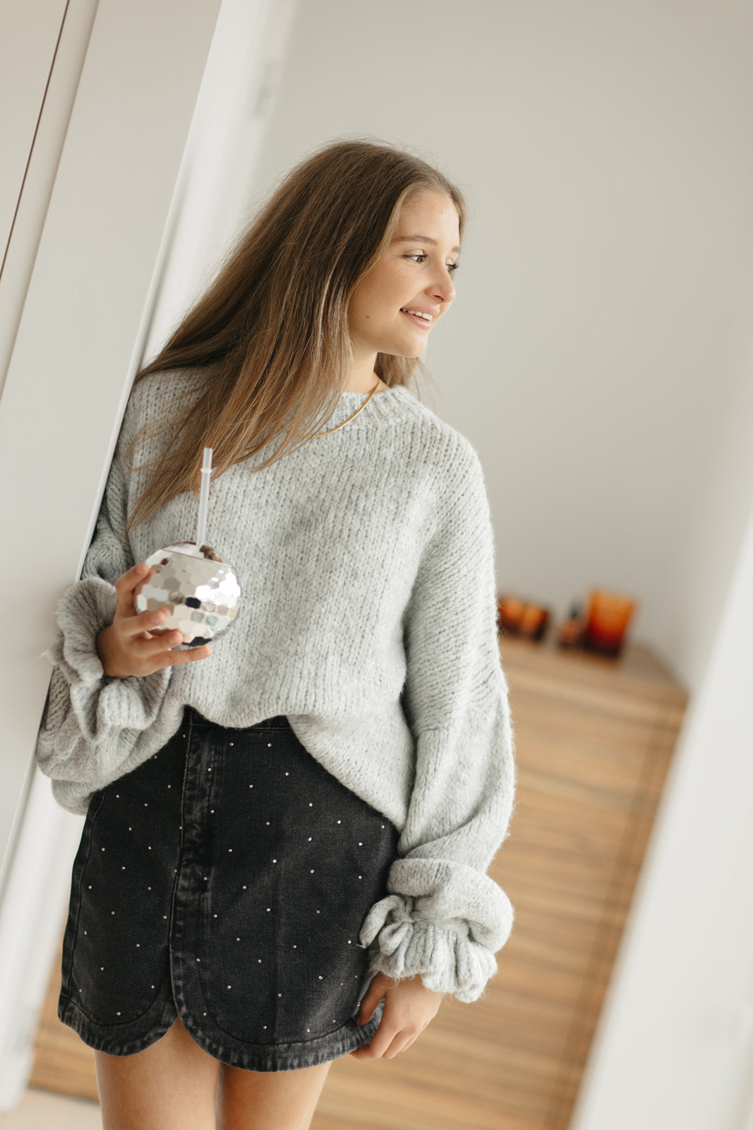 Kort zwart denim rokje met strass vooraan – vooraanzicht