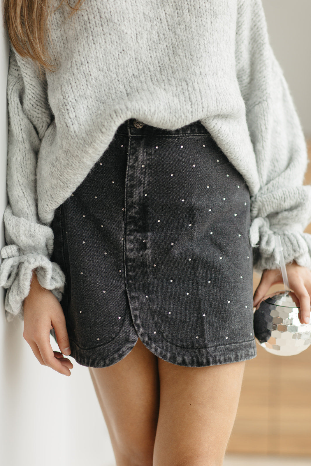 Kort zwart denim rokje met strass vooraan – vooraanzicht