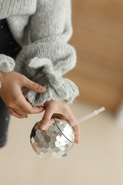 Detail van strik aan mouw en pluizige stof