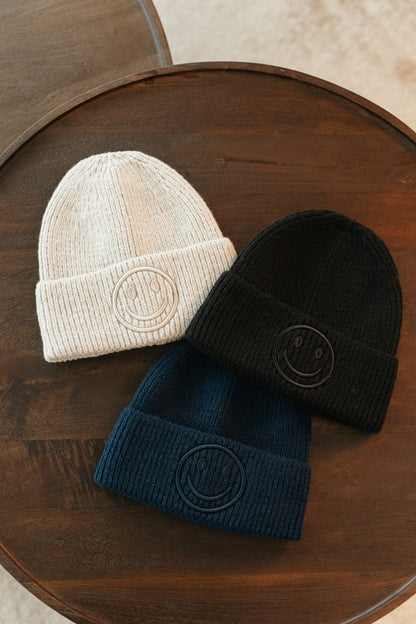 Grijze muts met geborduurde smiley – vooraanzicht