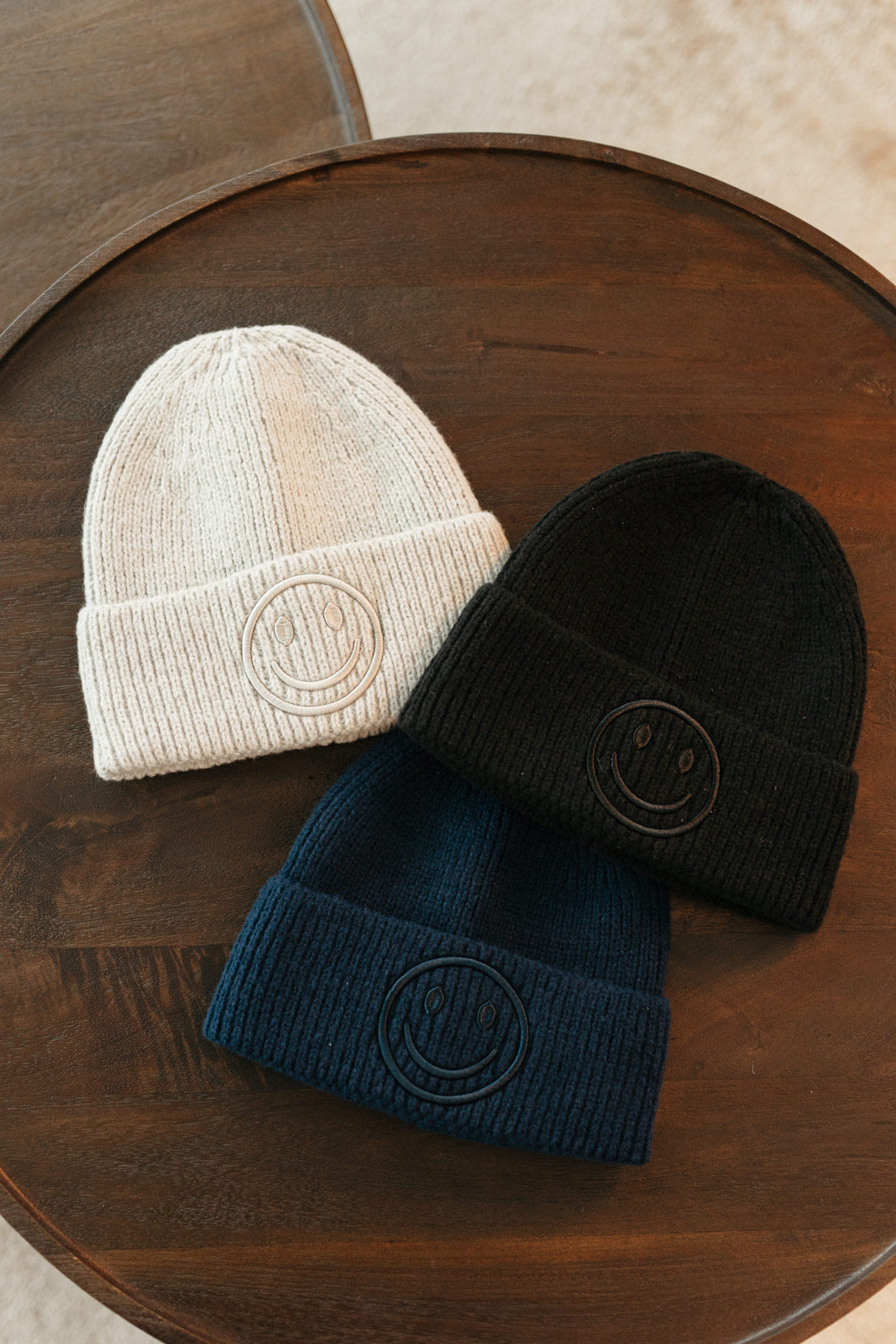 Marineblauwe muts met geborduurde smiley – vooraanzicht