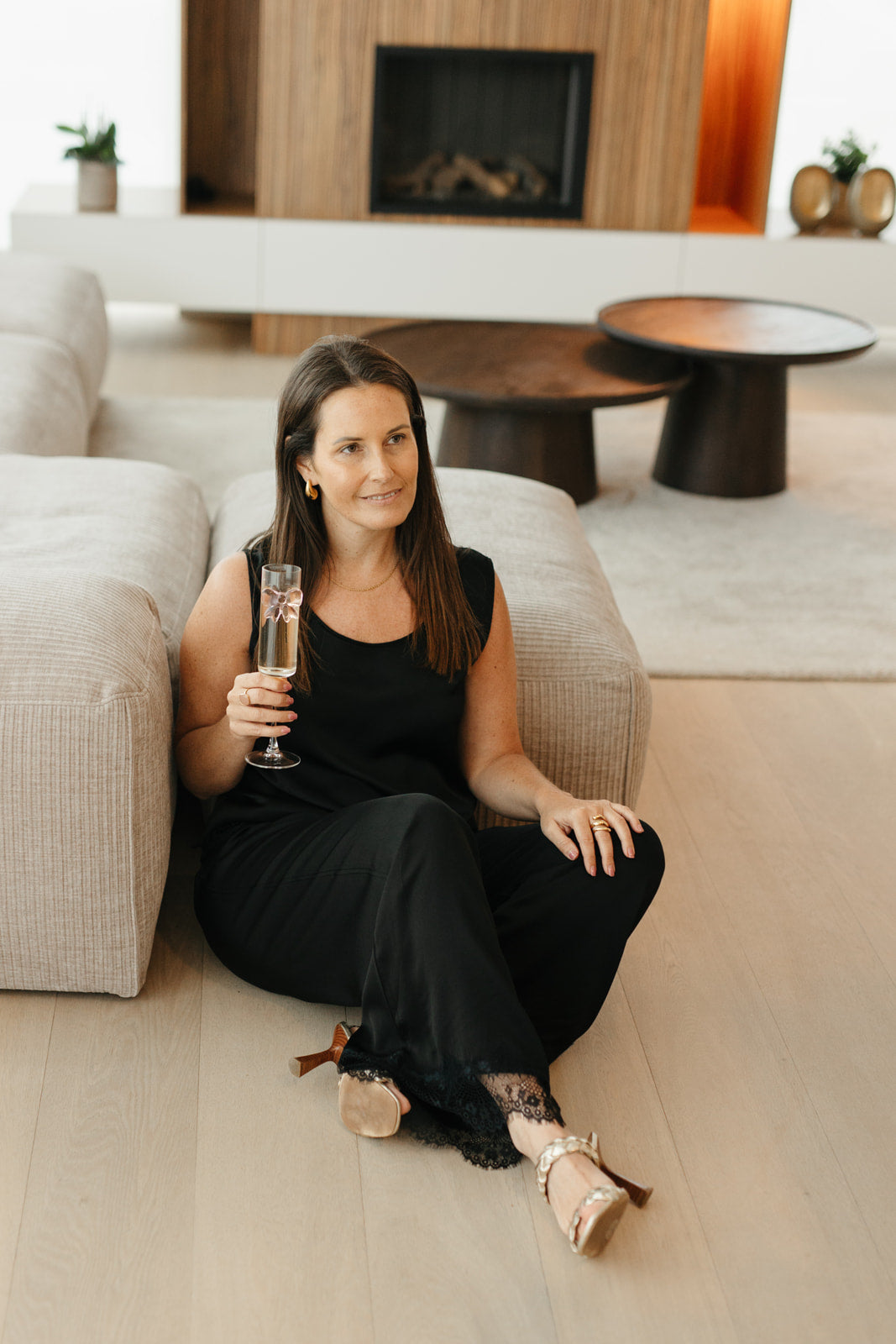 Model draagt feestelijke set met wijde broek en kanten top zonder mouwen