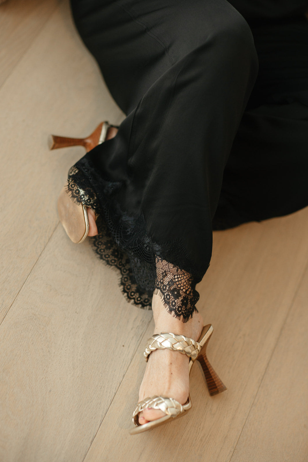 Model draagt feestelijke set met wijde broek en kanten top zonder mouwen