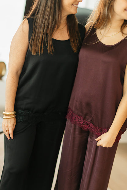 Volledige look van elegante two-piece set met kantdetails