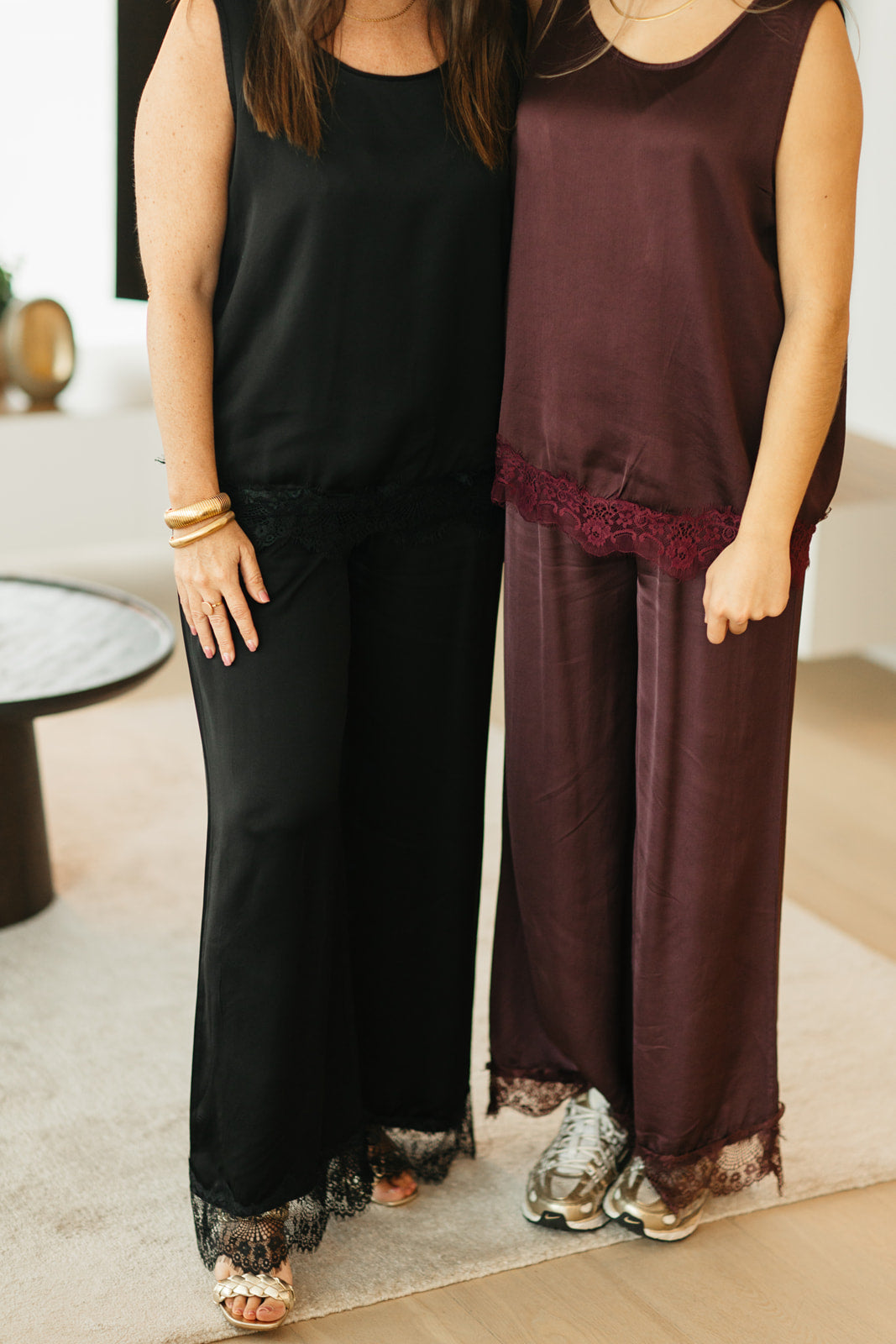 Volledige look van elegante two-piece set met kantdetails