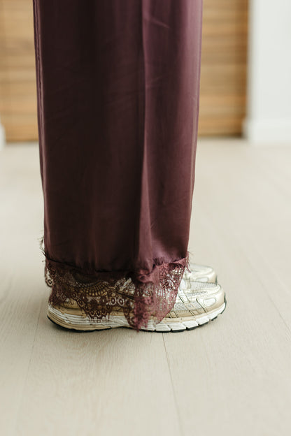 Volledige look van elegante two-piece set met kantdetails