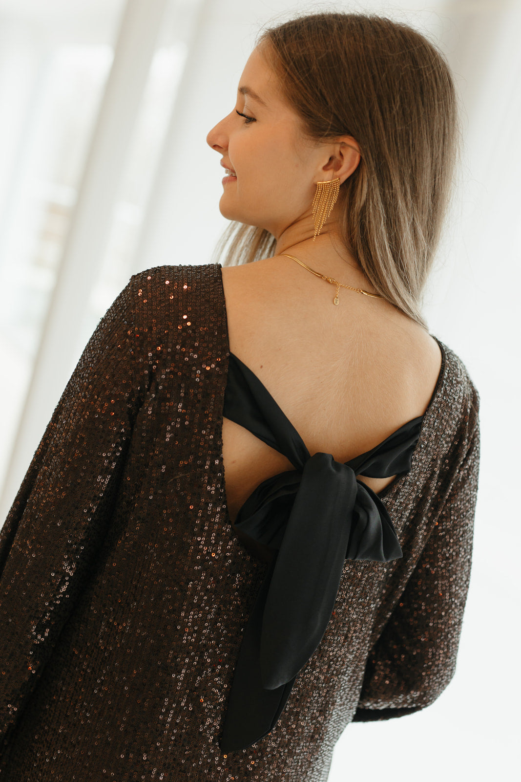 Detail van pailletten en rugstrik – achteraanzicht