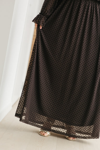 lang bruin kleedje met bolletjes en sierstrik aan de hals