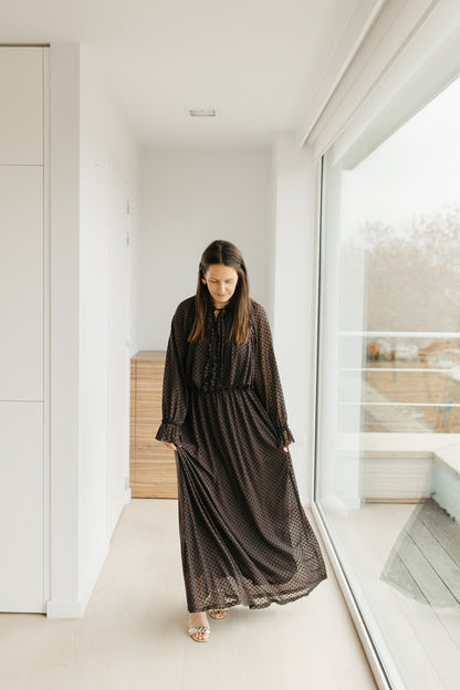 lang bruin kleedje met bolletjes en sierstrik aan de hals