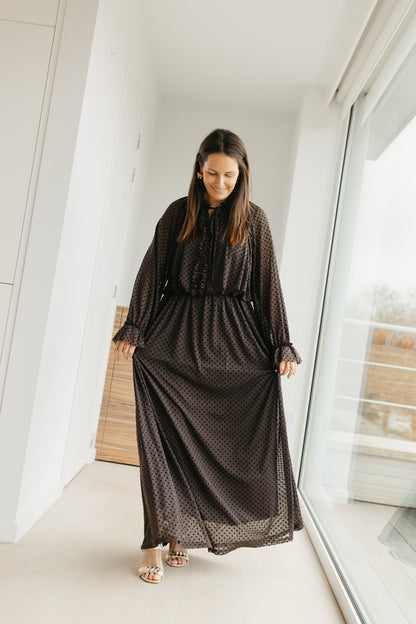 lang bruin kleedje met bolletjes en sierstrik aan de hals