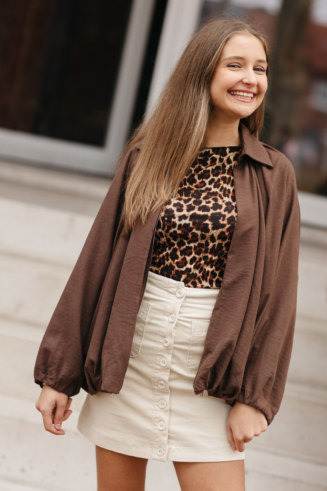 Model draagt leopard print cashmere longsleeve met ronde hals