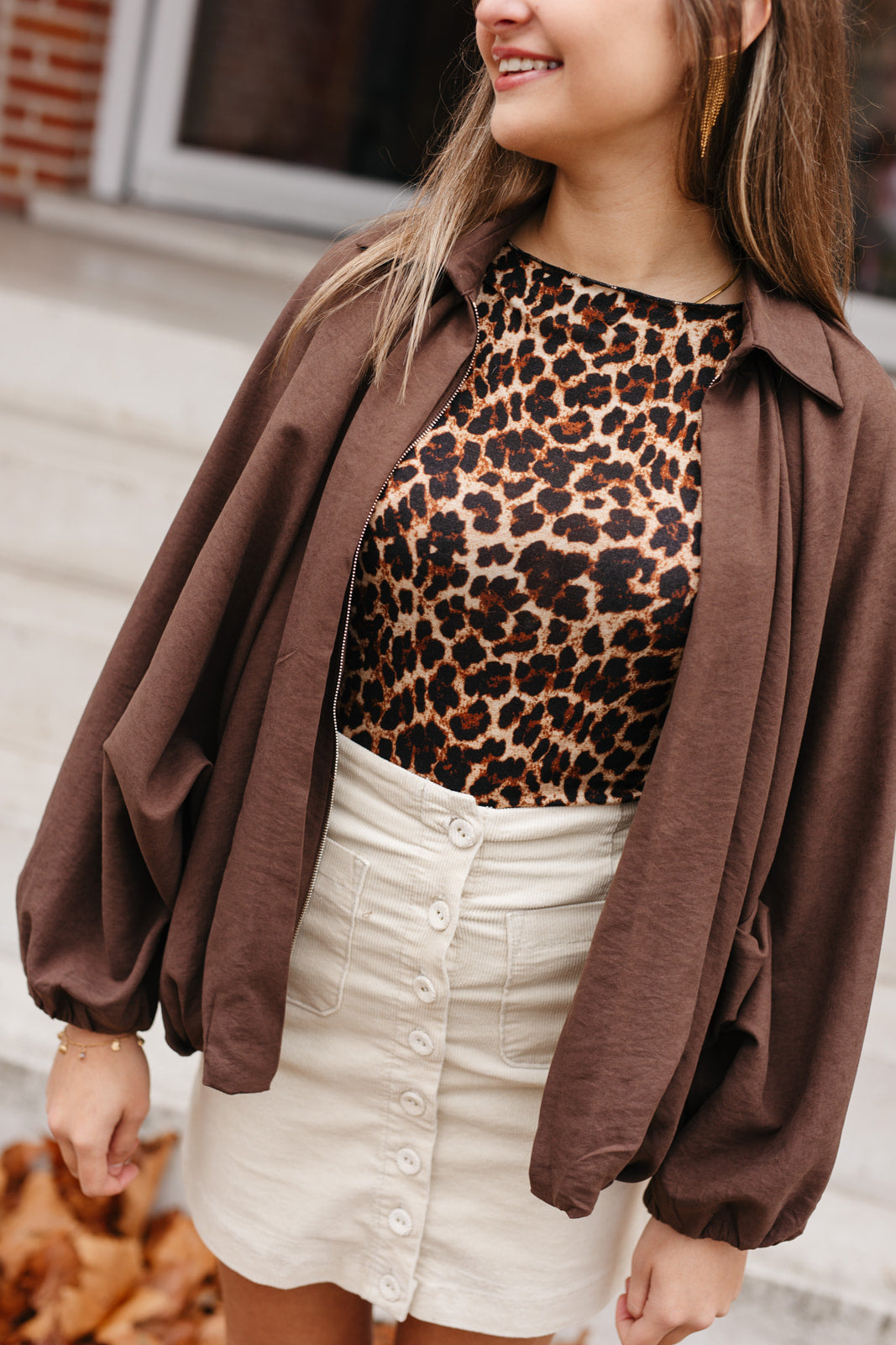 Bruin luchtig jasje met cropped fit en twee praktische zakken