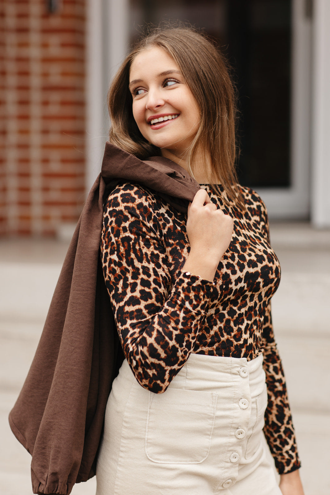 Model draagt leopard print cashmere longsleeve met ronde hals