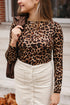 Model draagt leopard print cashmere longsleeve met ronde hals