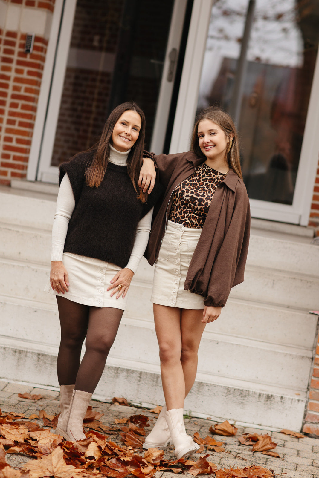 Detail van de zachte mohair textuur in diepe chocoladekleur