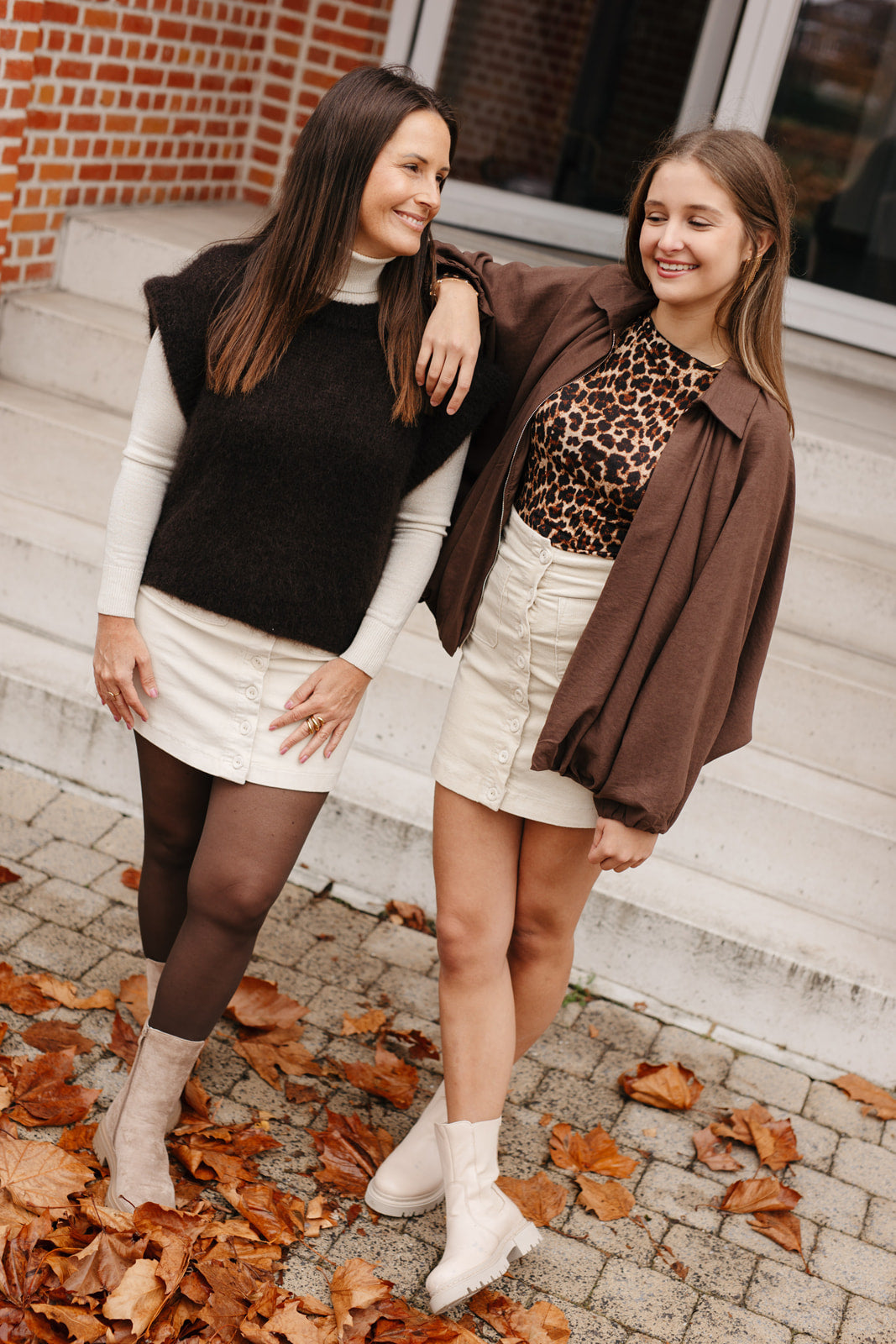 Bruin luchtig jasje met cropped fit en twee praktische zakken