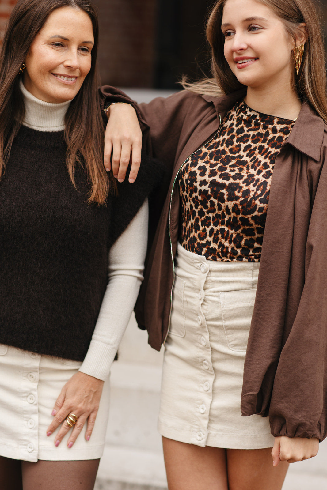 Beige kort rokje met knopen en zakken – vooraanzicht