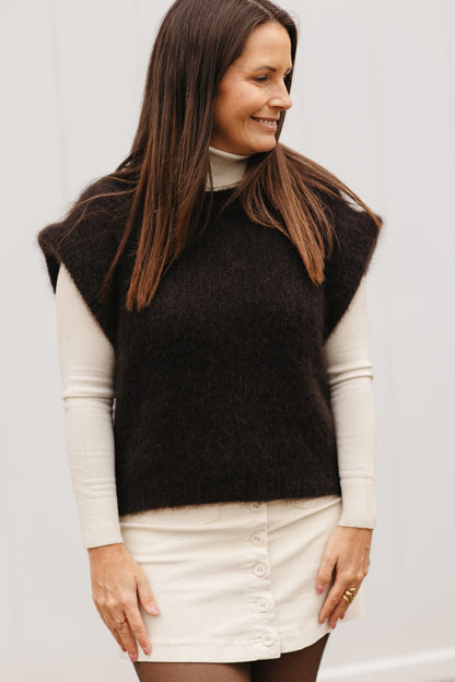 Detail van de zachte mohair textuur in diepe chocoladekleur